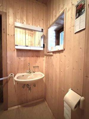 ... Waschgelegenheit und Fenster