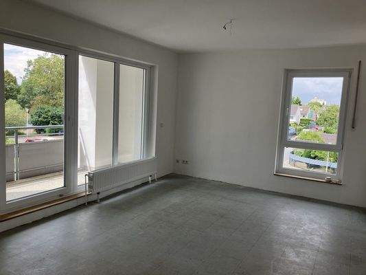 Wohnzimmer mit Balkon