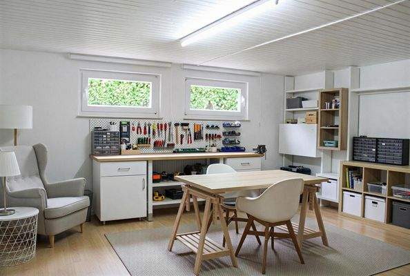 Hobbyraum im Keller, mit KI eingerichtet