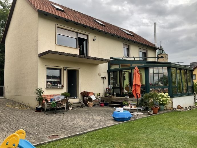 Einfamilienhaus mit großem Platzangebot, Nebengebäude, Garage und Garten in Burgpreppach