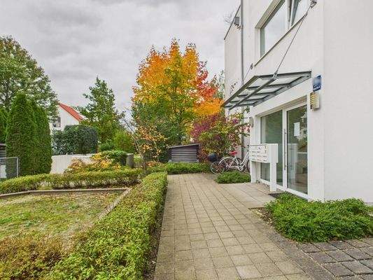Eingangsbereich mit Fahrradabstellplätzen