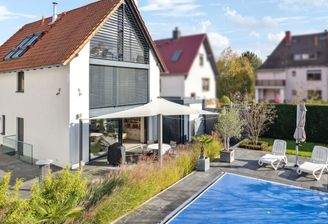 Hausansicht mit Pool
