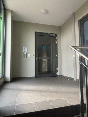 Eingang Bürokomplex.jpg