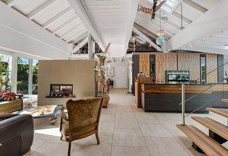 Offener Wohnbereich mit Kamin