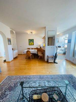 Blick zu Küche und Essbereich