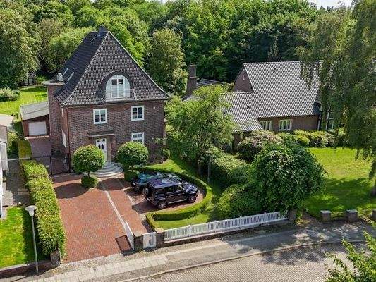 Straßenansicht der Villa