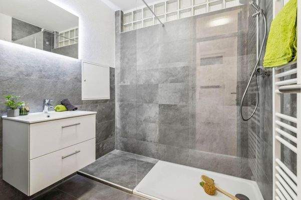 Bad mit großer Dusche