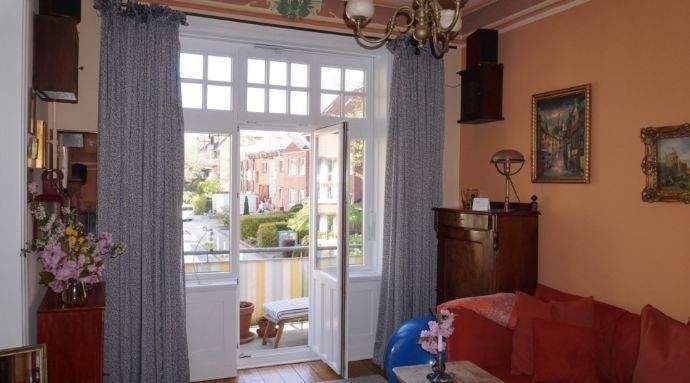 Wohnzimmer mit Balkon