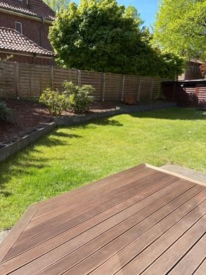 Terrasse mit Blick auf den Garten