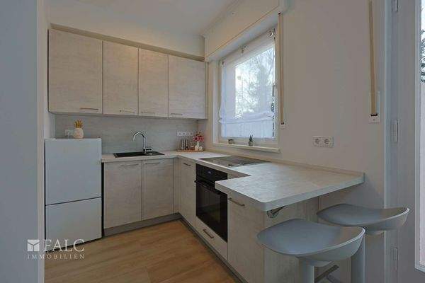 Neue Einbauküche mit Bartresen