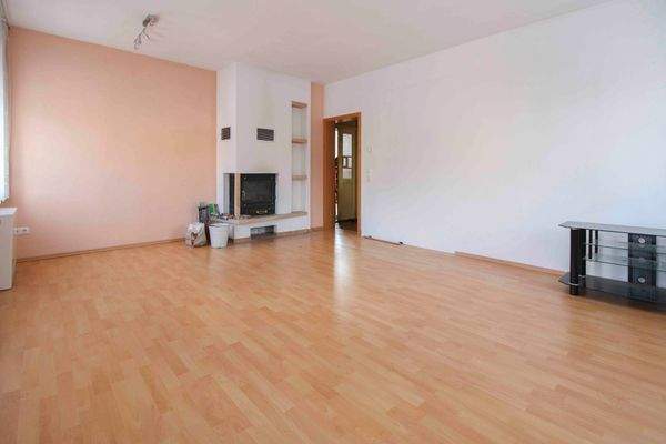 1. OG Wohnzimmer mit Blick auf Kamin