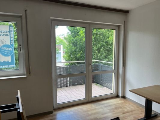 Wohnzimmer mit Balkon