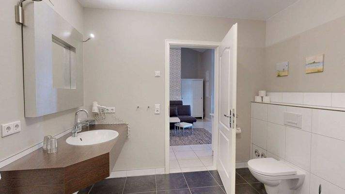 Badezimmer mit Eckbadewanne & Dusche