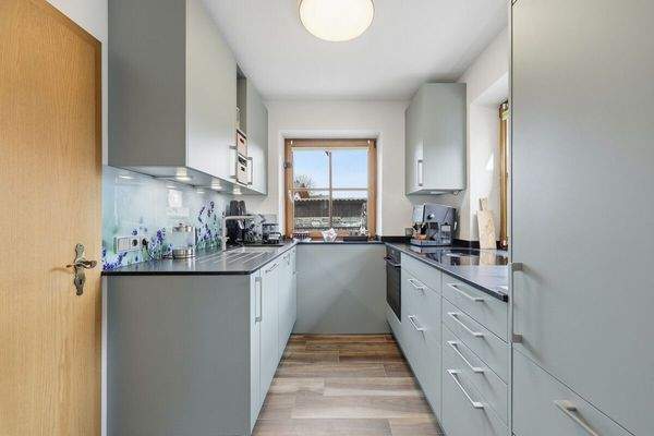 Die neuwertige Einbauküche