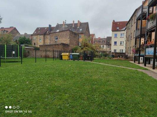 Garten und Müllplatz