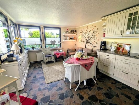 Wohnzimmer mit Wohnküche 