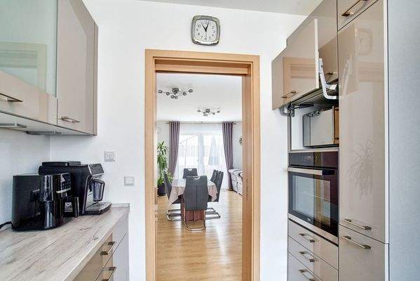 Einbauküche mit Blick ins Wohnzimmer ( Schiebetür) 