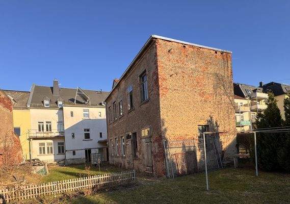 Gartenansicht mit Nebengebäude