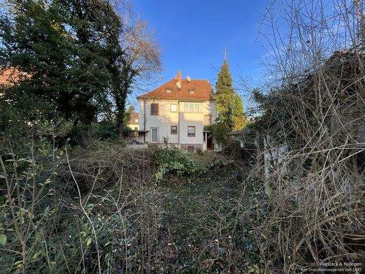 Blick vom Garten auf das Abrisshaus