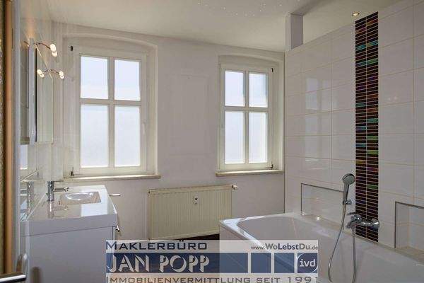 Tageslichbad mit Wanne und Dusche  