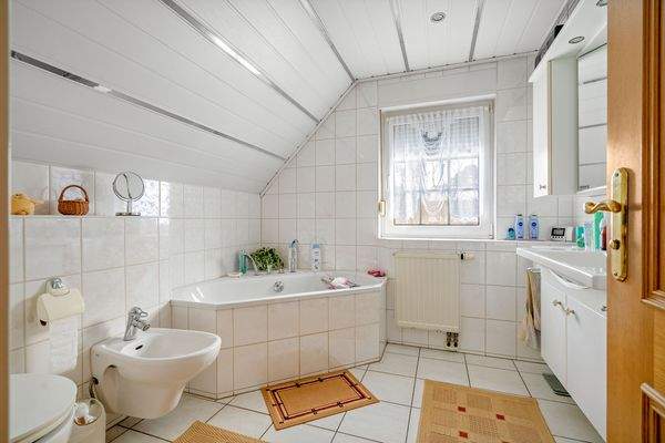 Wannenbad mit Fenster im Obergeschoss