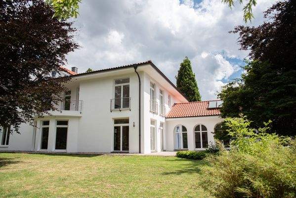 Hinten rechts mit Büro Anbau