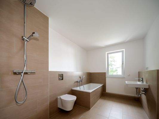 Masterbad mit Wanne und Dusche