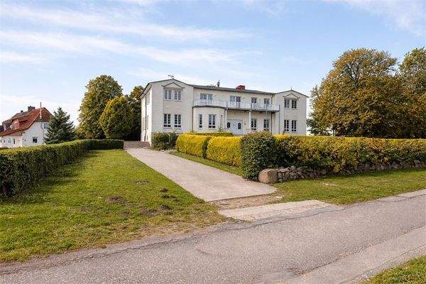 Weiße Villa mit gepflegtem Gar