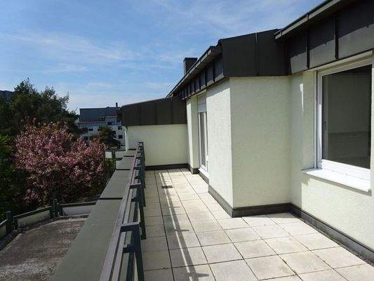 Dachterrasse rechts Küchenfens