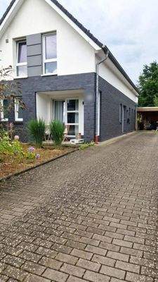 Hausfront und Einfahrt