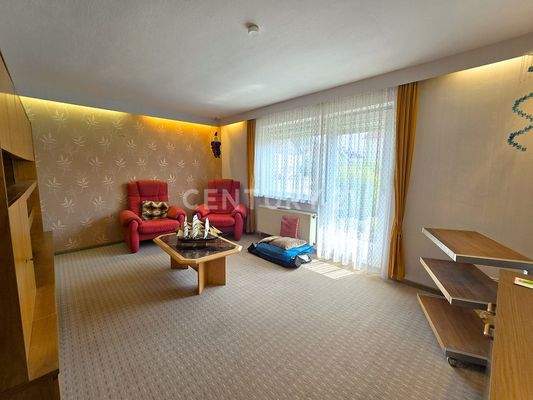 Wohnzimmer im Erdgeschoss mit Zugang zum Balkon