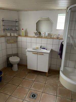 Badezimmer mit Dusche und Wanne