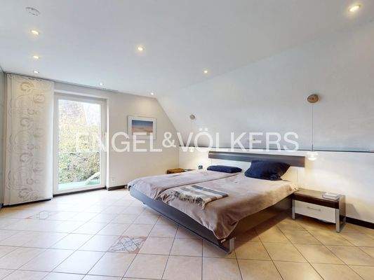 Schlafzimmer mit Zugang zum Balkon