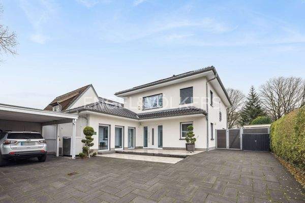 Vorderansicht mit Doppelcarport