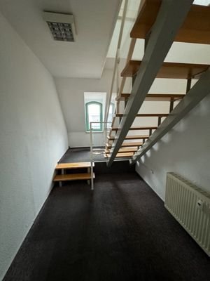 2- Büro Eingangsbereich mit Aufgang zum DG.jpeg