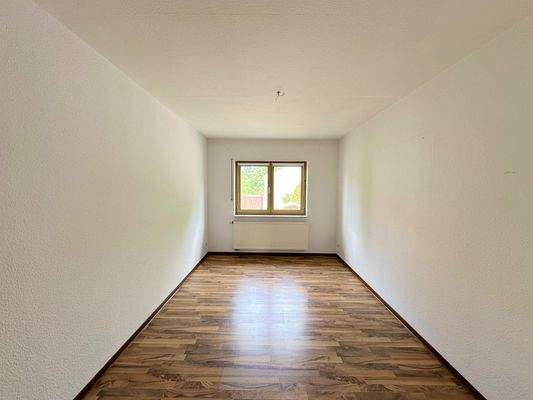 straßenseitiges Kinderzimmer im Erdgeschoss