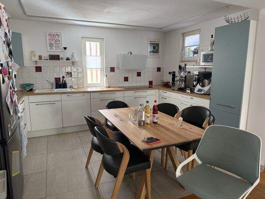 Wohnzimmer mit offener Küche und Essbereich