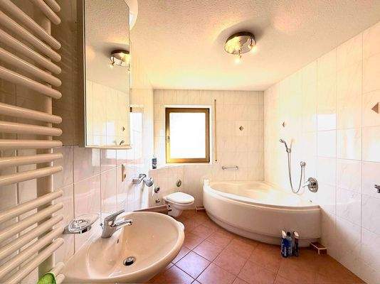 Badezimmer mit Wanne EG