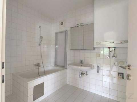 Bad mit Wanne, Waschmaschinenanschluss