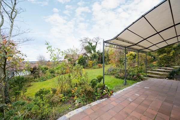 Umlaufende Terrasse mit Garten