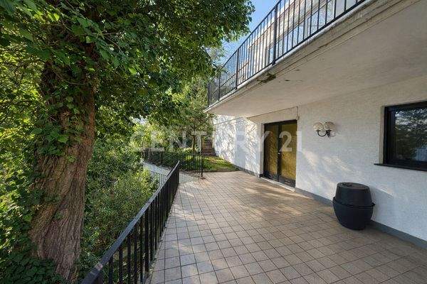 Umlaufende Terasse Einliegerwohnung - Kellereingang