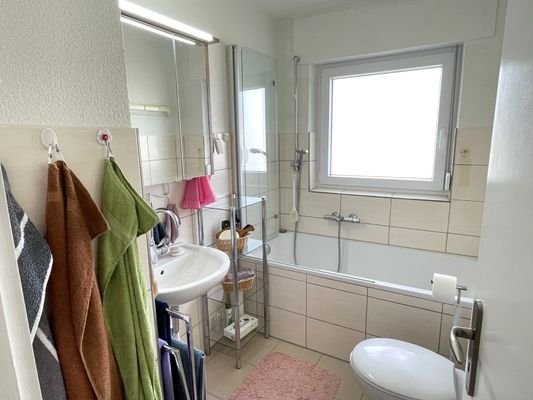 Saniertes Bad, Wanne+Duschwand