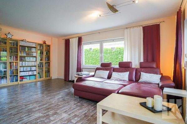 Großzügiges Wohnzimmer mit...