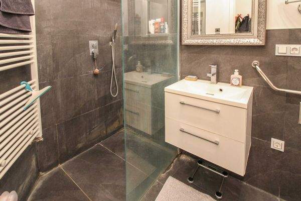 Dusche und Waschbecken