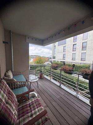 Weiträumiger Balkon mit Blick zum See