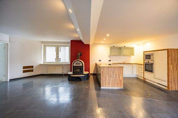 Altbau, Maisnette hinten, OG: Wohnen mit offener Küche und Kaminofen