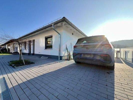 Frontansicht zum Außenstellplatz