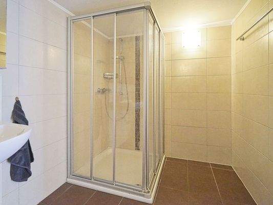 ...Dusche im 1. OG