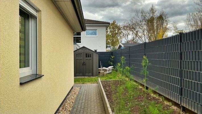 Grundstück mit Geräteschuppen