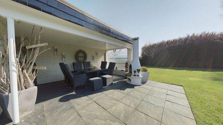 Überdachte Terrasse mit Heizstrahlern